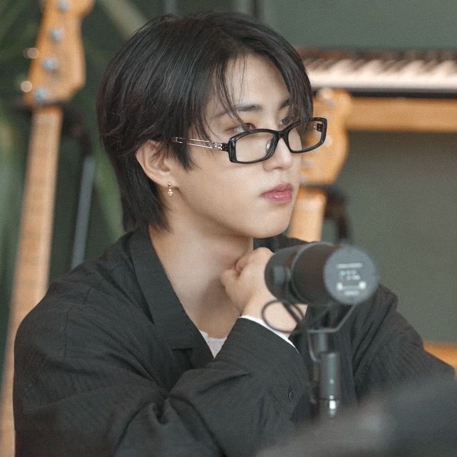 Behind-the-scenes cut of HAN (Stray Kids)
