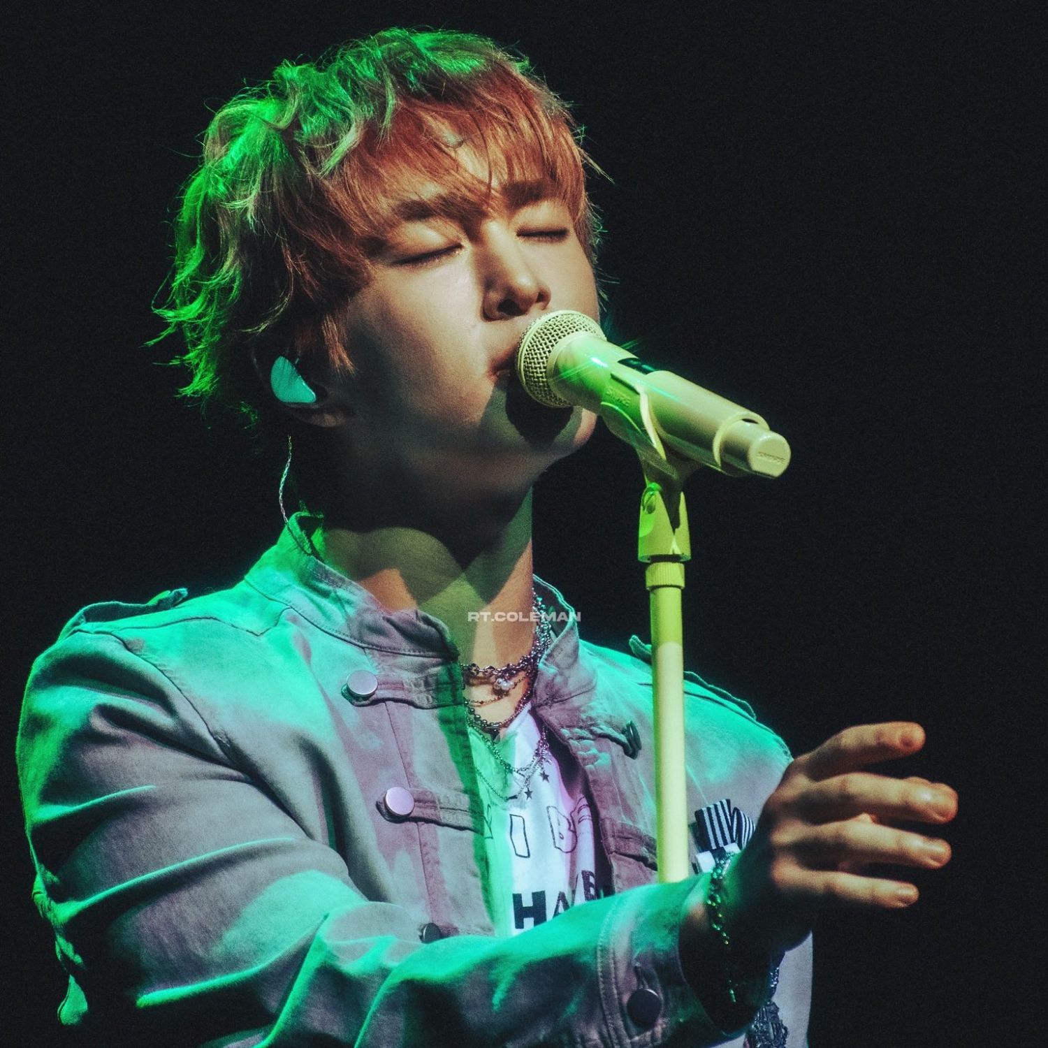 A moment captured by Onew (SHINee)'s fan