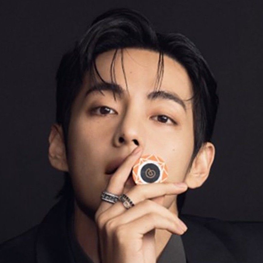 뷔 (방탄소년단)의 최신 사진