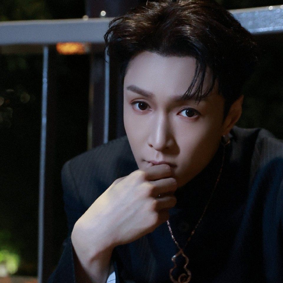 Behind-the-scenes cut of Lay (EXO)