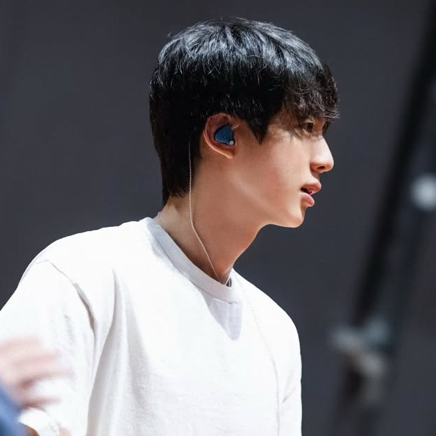 진 (방탄소년단)의 최신 사진