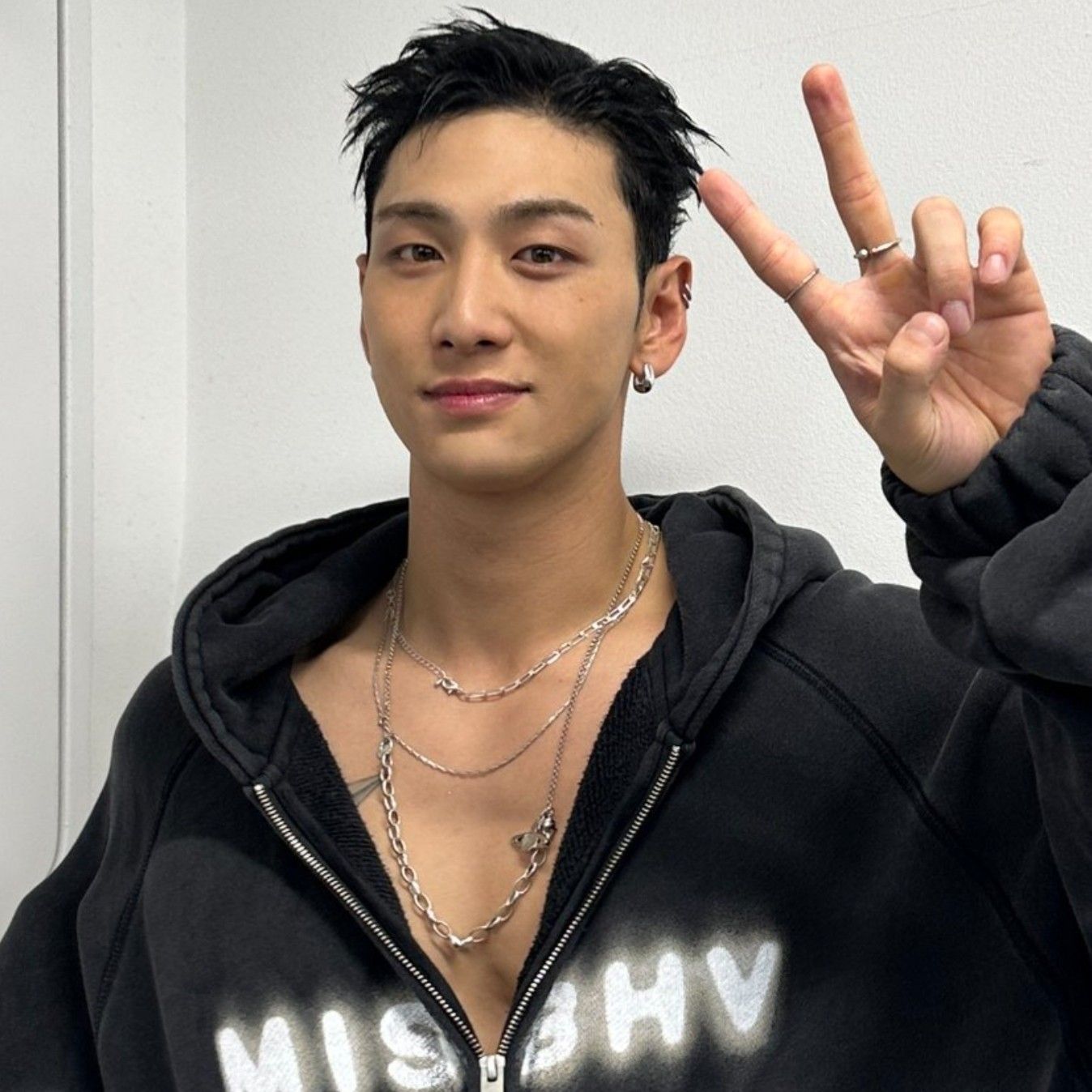 Behind-the-scenes cut of Baekho