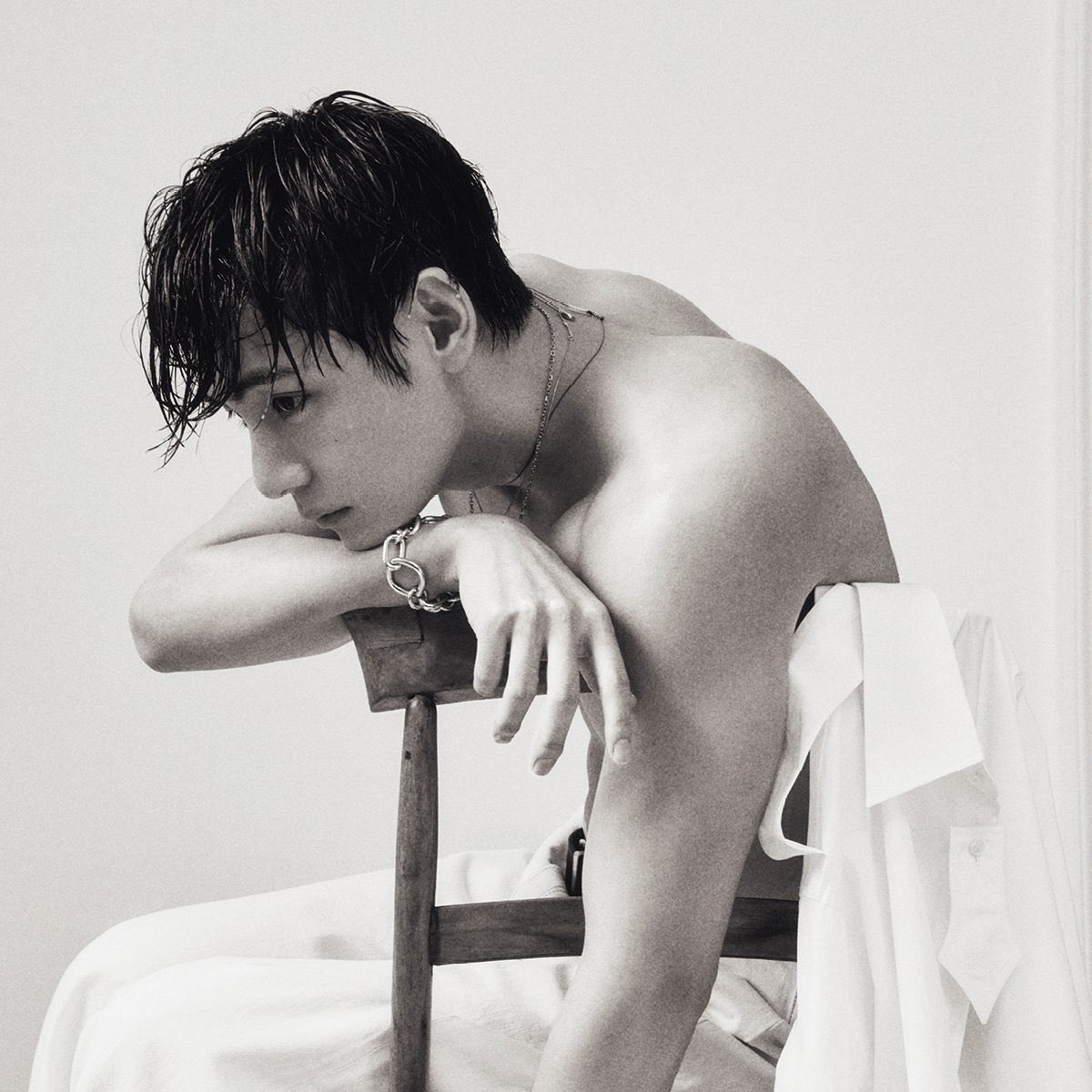 Behind-the-scenes cut of V (BTS)