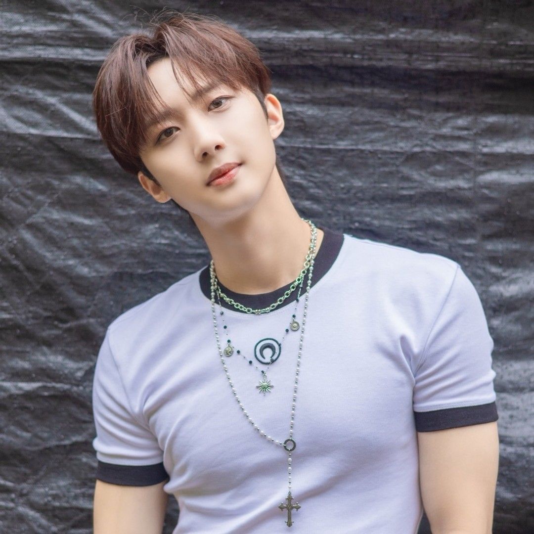 A moment captured by Hui (PENTAGON)'s fan