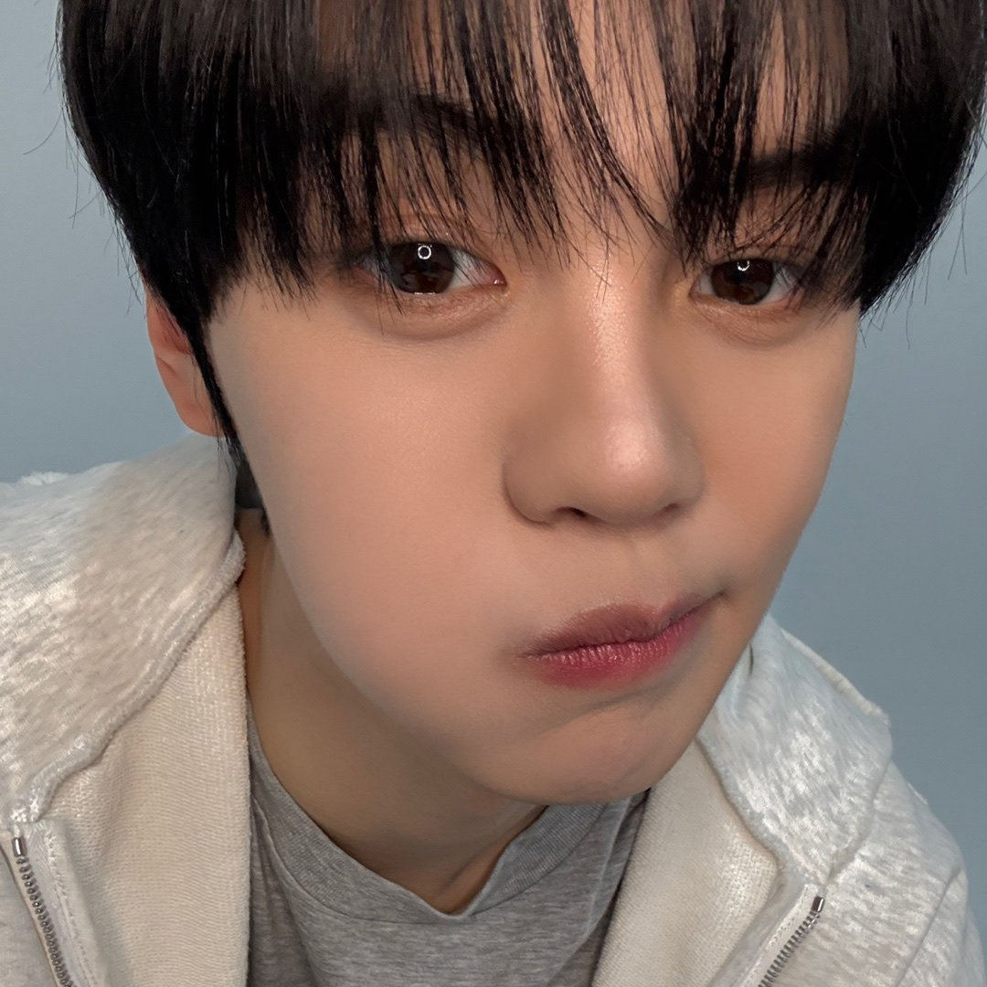 Latest photo of Kim Gyuvin (ZEROBASEONE)