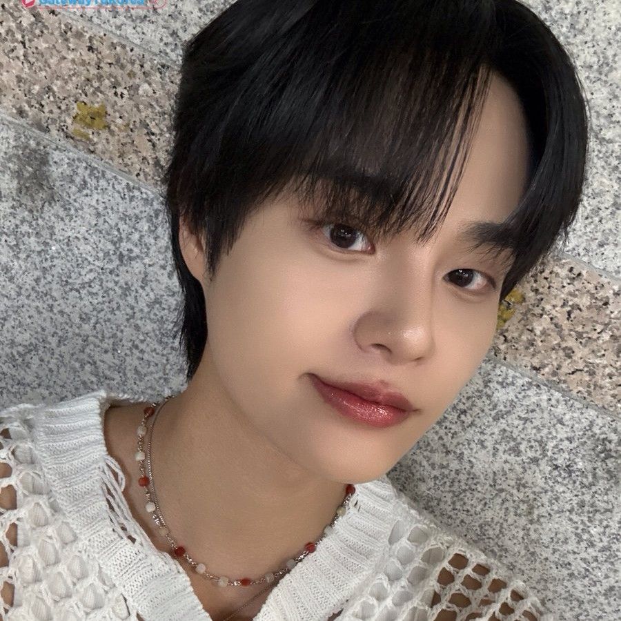 A moment captured by Lee Daehwi (AB6IX)'s fan