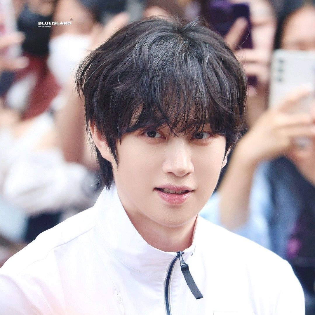 Behind-the-scenes cut of Heechul (Super Junior)