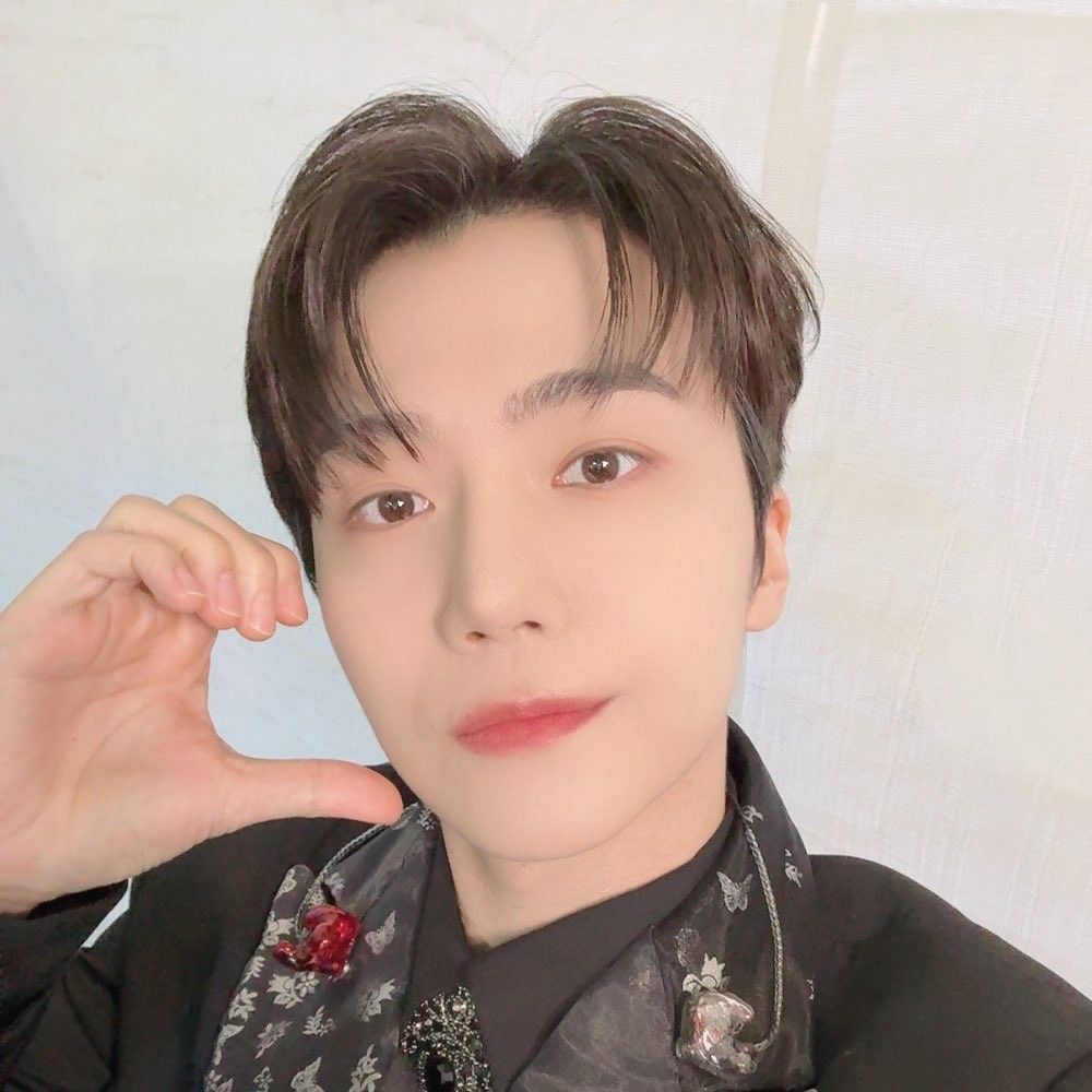 A moment captured by Jinho (PENTAGON)'s fan