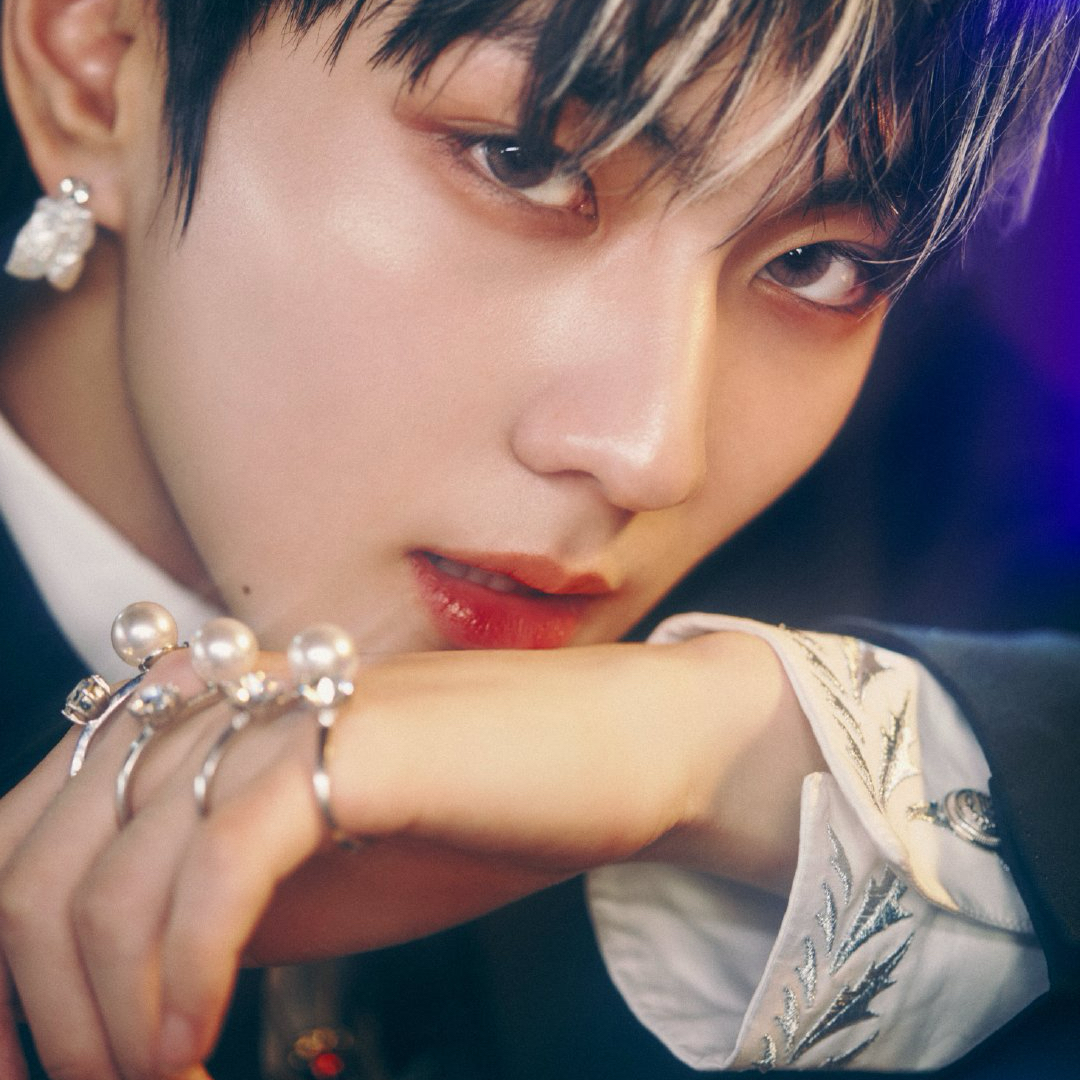 Latest photo of Jungwon (ENHYPEN)
