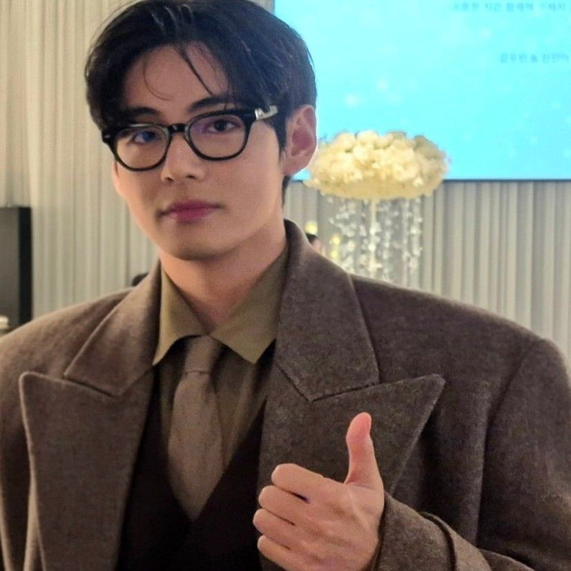 Latest photo of V (BTS)