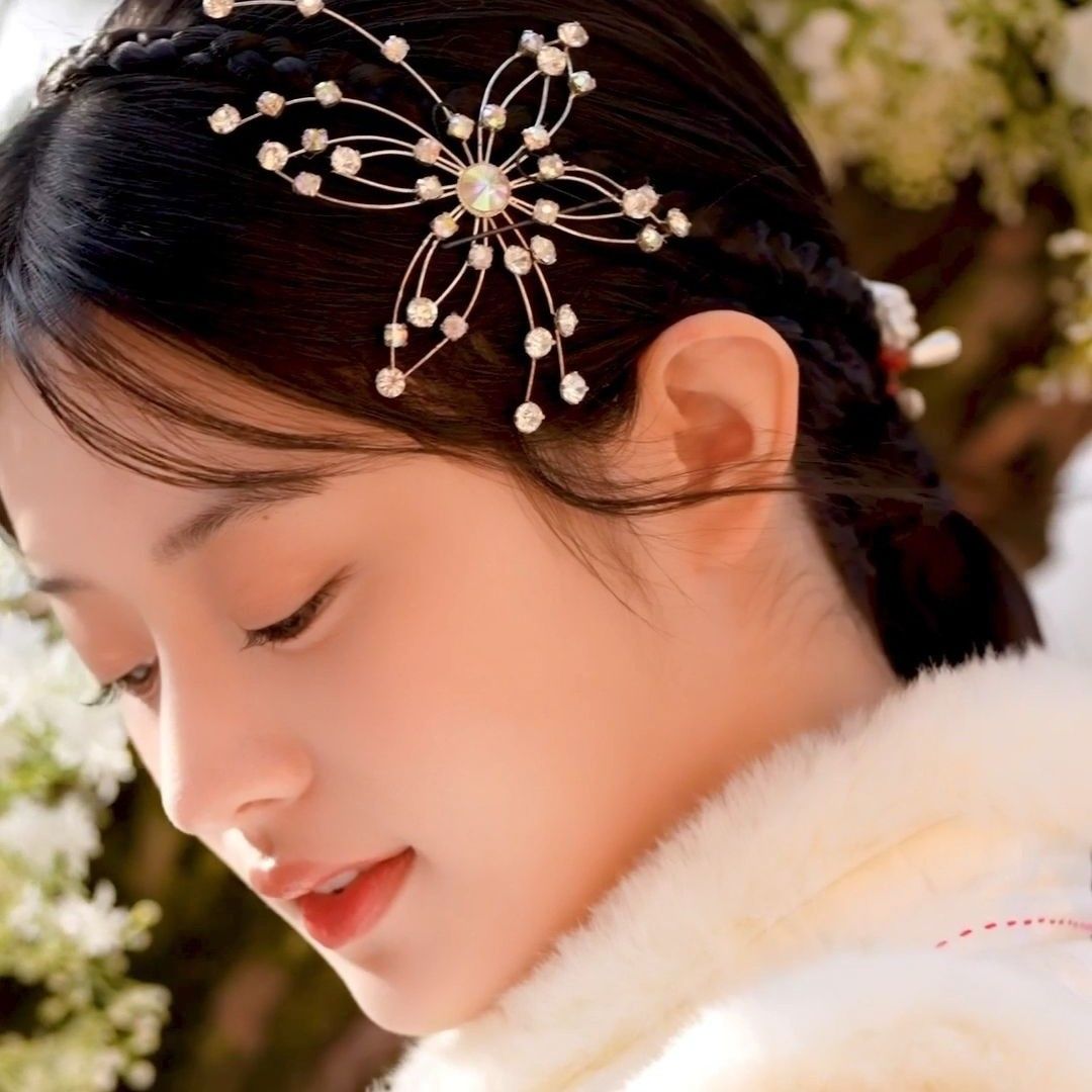 Behind-the-scenes cut of Minju (ILLIT)