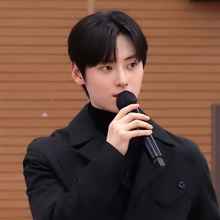 A moment captured by Hwang Minhyun's fan