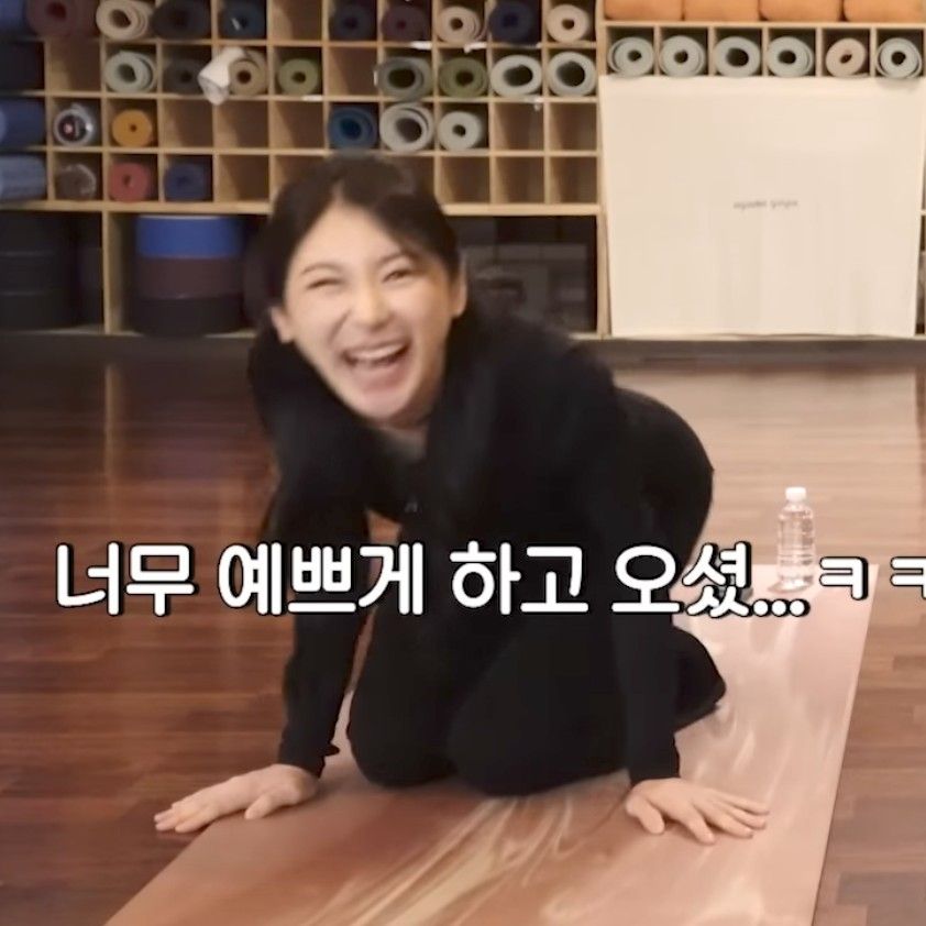 A moment captured by Lee Chaeyeon's fan