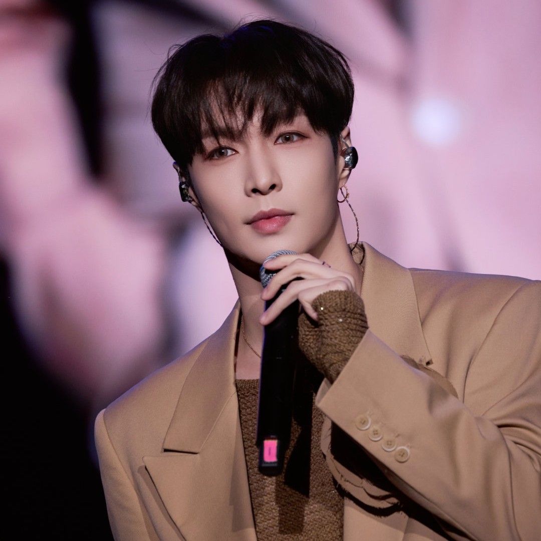 Behind-the-scenes cut of Lay (EXO)