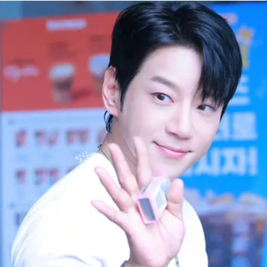 Latest photo of Hwang Chiyeol