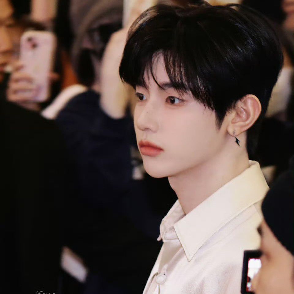 A moment captured by Zhang Hao (ZEROBASEONE)'s fan