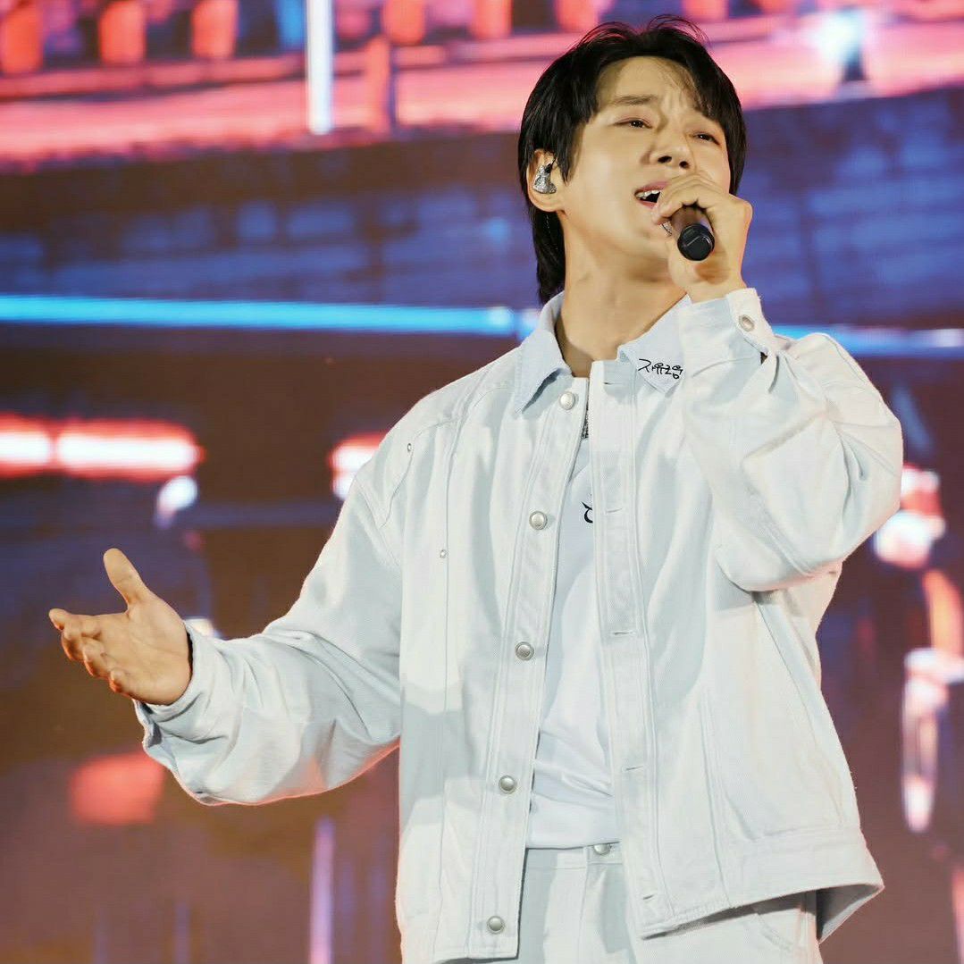 Recent activity shot of Hwang Chiyeol