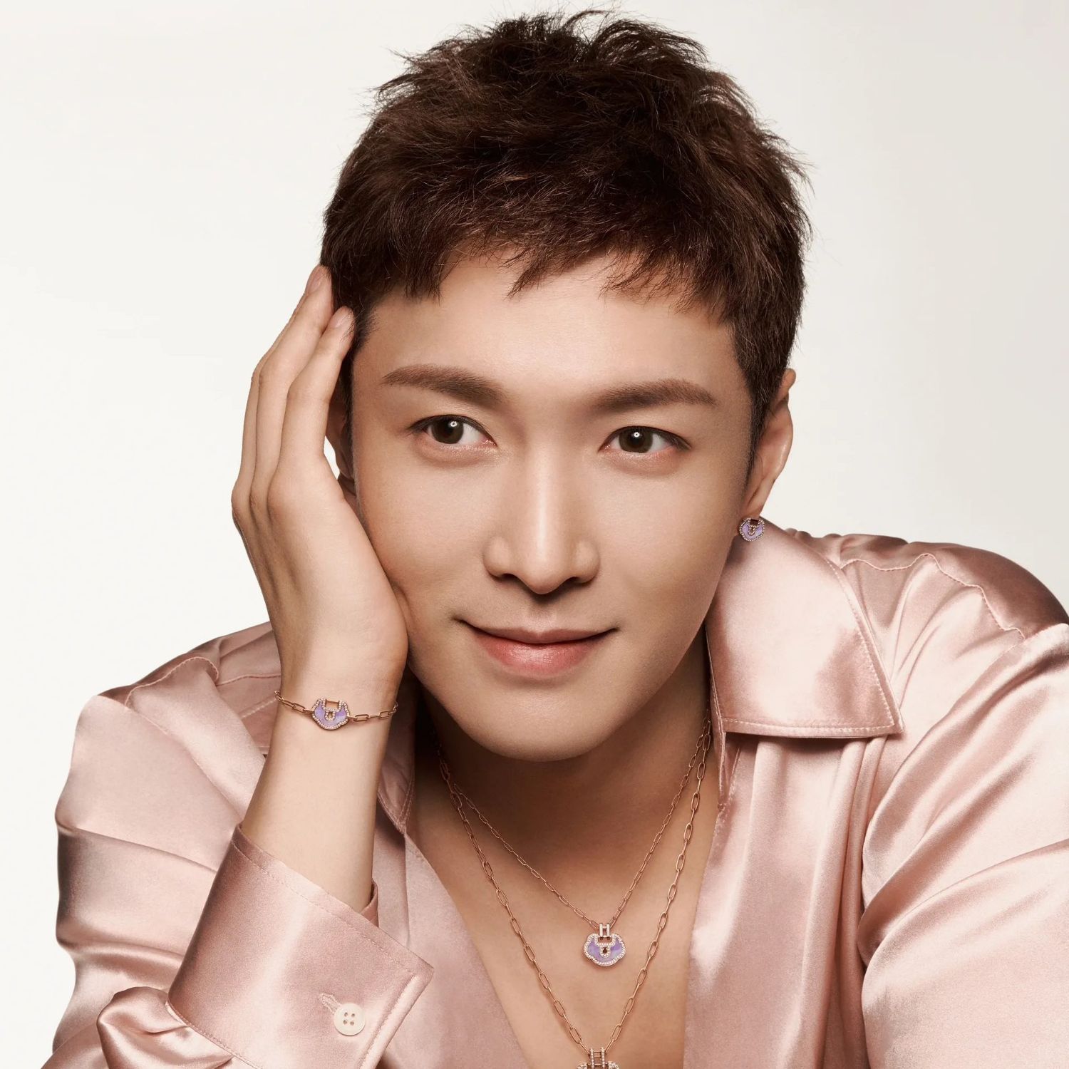 Behind-the-scenes cut of Lay (EXO)