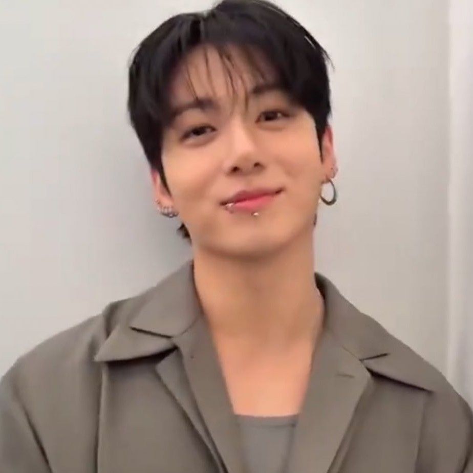 Foto aktivitas terbaru Jungkook (BTS)