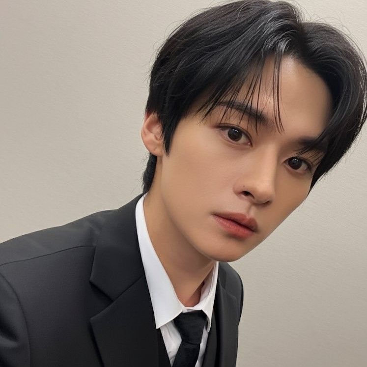 Latest photo of Lee Know (Stray Kids)