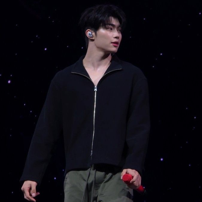 Foto aktivitas terbaru Park Gunwook (ZEROBASEONE)