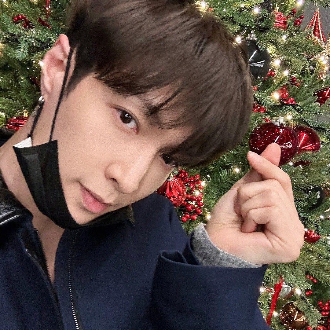 Recent activity shot of Lay (EXO)