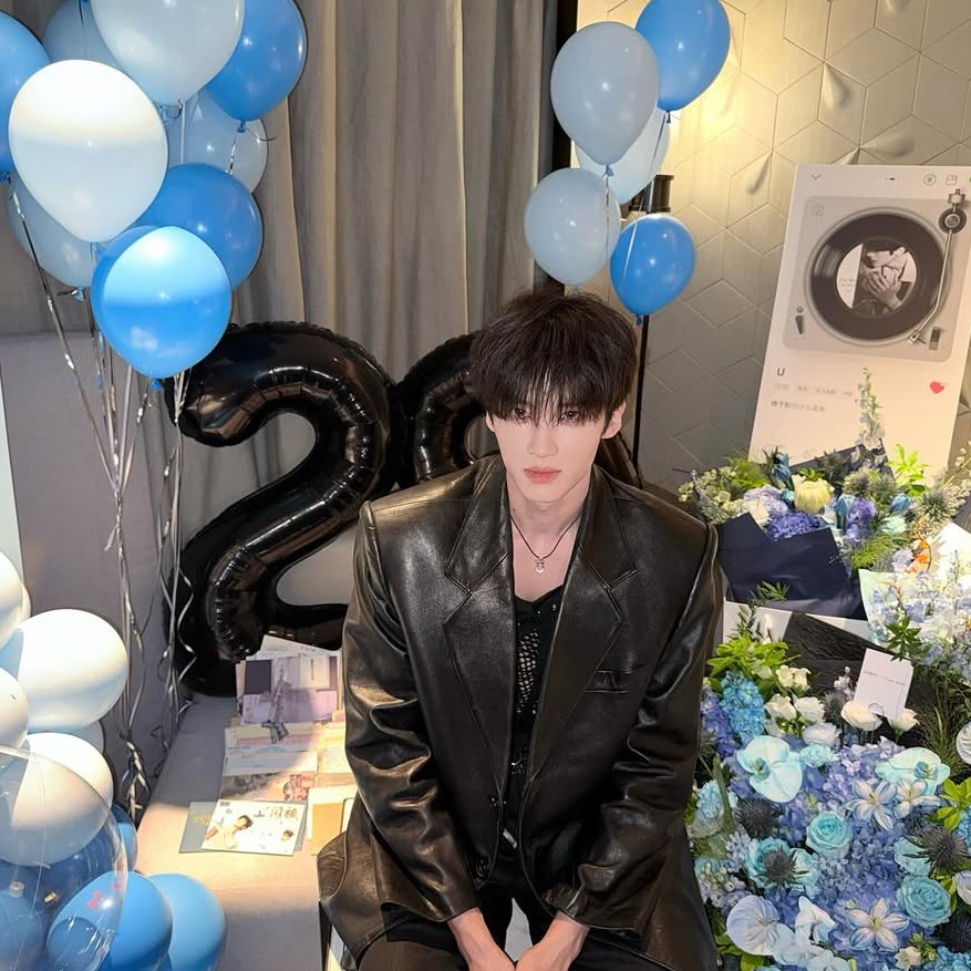 A moment captured by Yanan (PENTAGON)'s fan