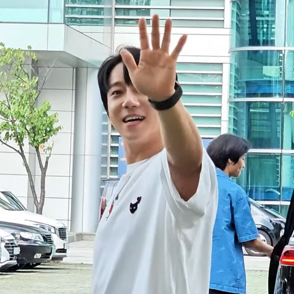 Latest photo of Hwang Chiyeol