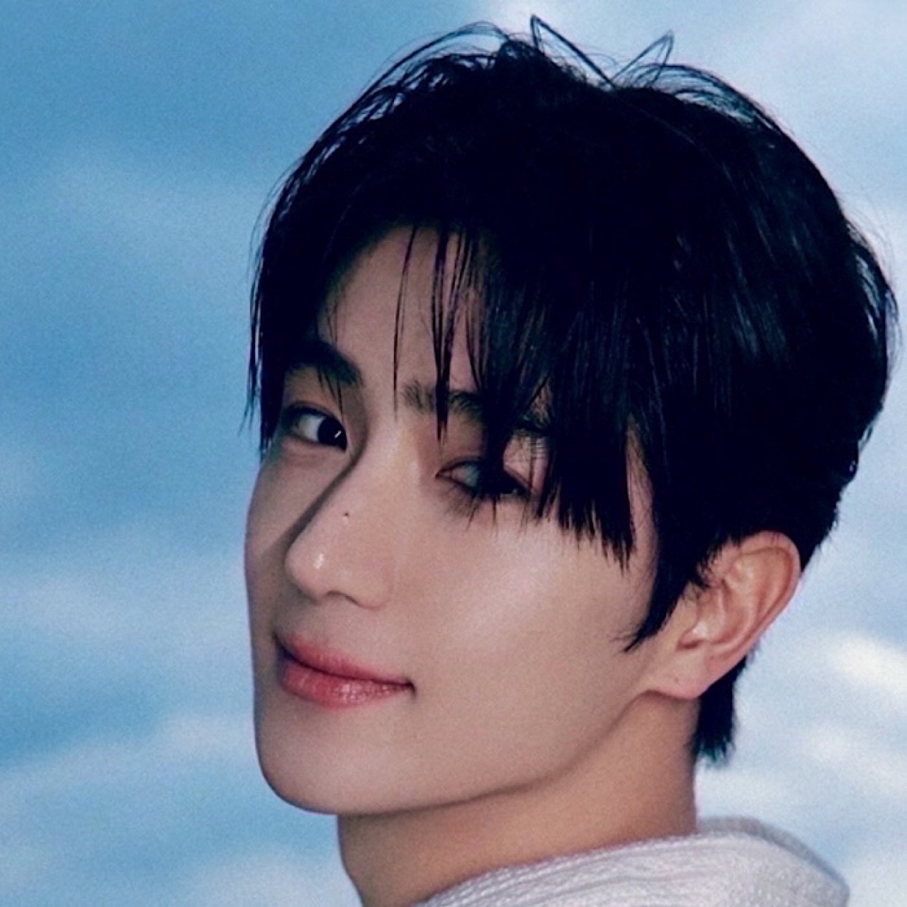 Latest photo of Hyunjae (THE BOYZ)