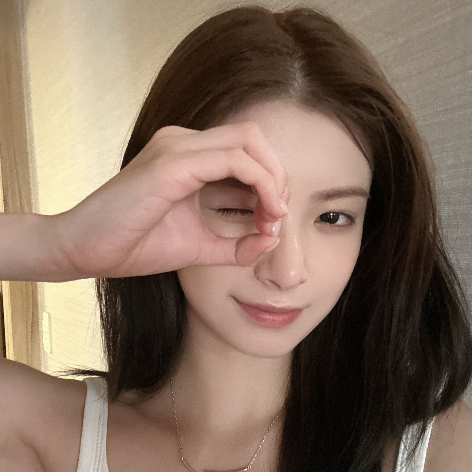 Recent activity shot of Yiren (EVERGLOW)