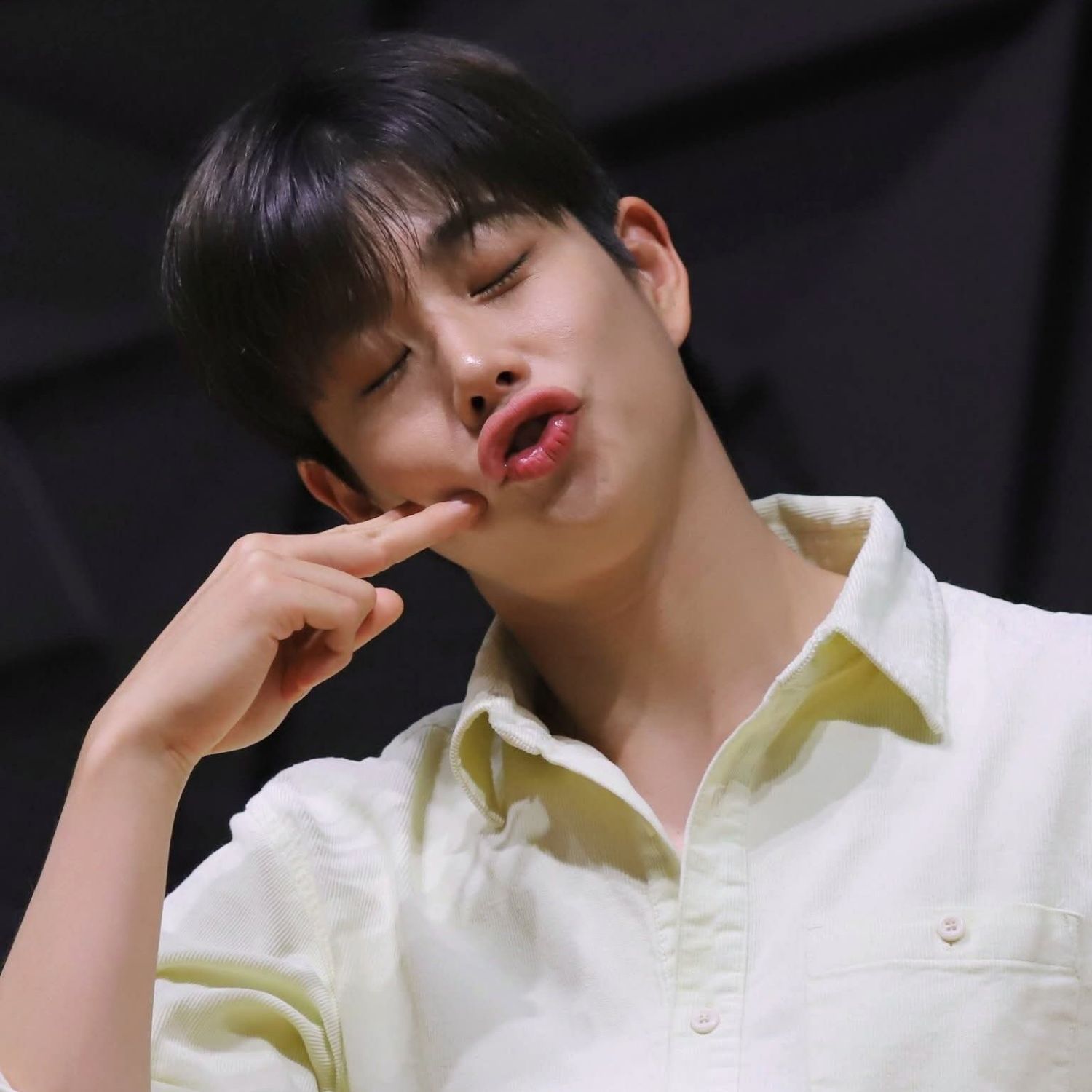 A moment captured by MJ (ASTRO)'s fan