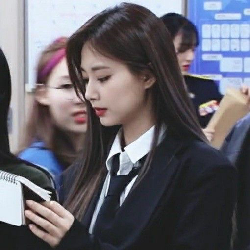 Behind-the-scenes cut of Mina (TWICE)