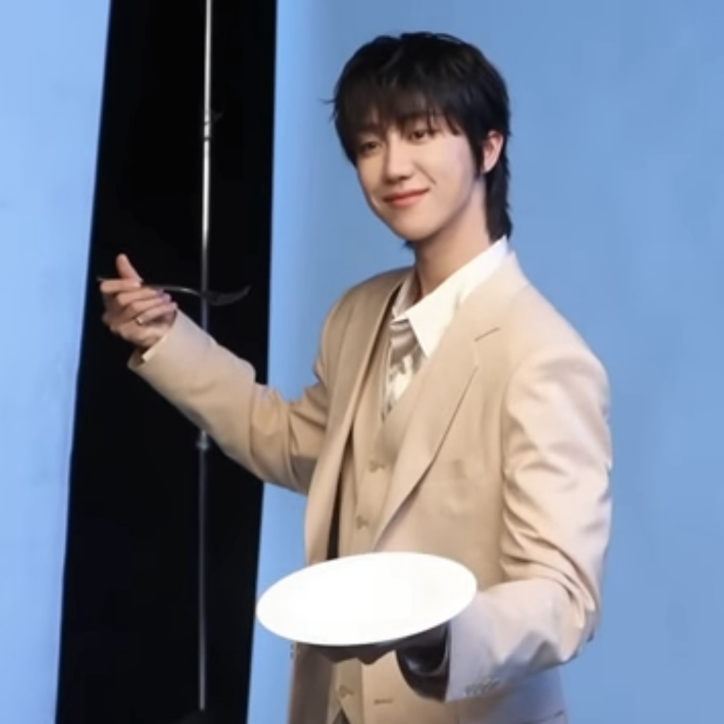 Behind-the-scenes cut of The 8 (SEVENTEEN)
