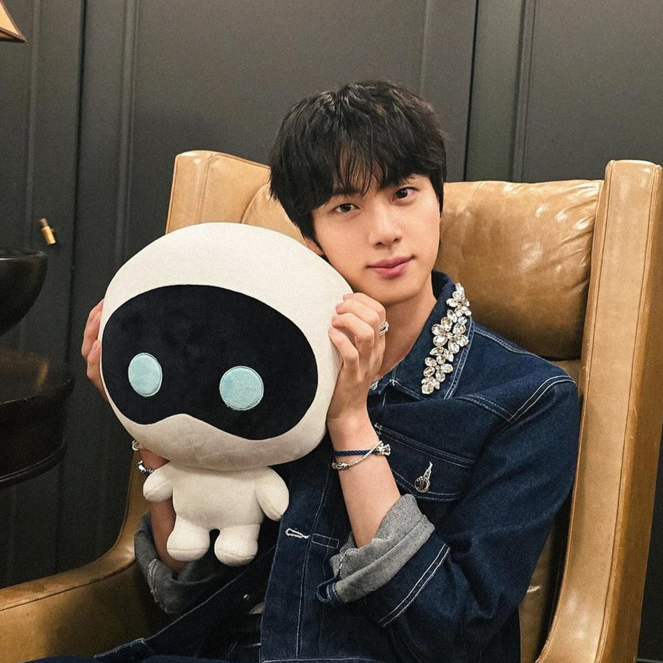 Behind-the-scenes cut of BTS