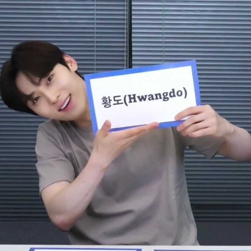 A moment captured by Hwang Minhyun's fan