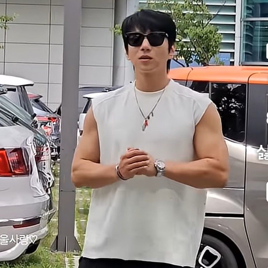 Latest photo of Hwang Chiyeol