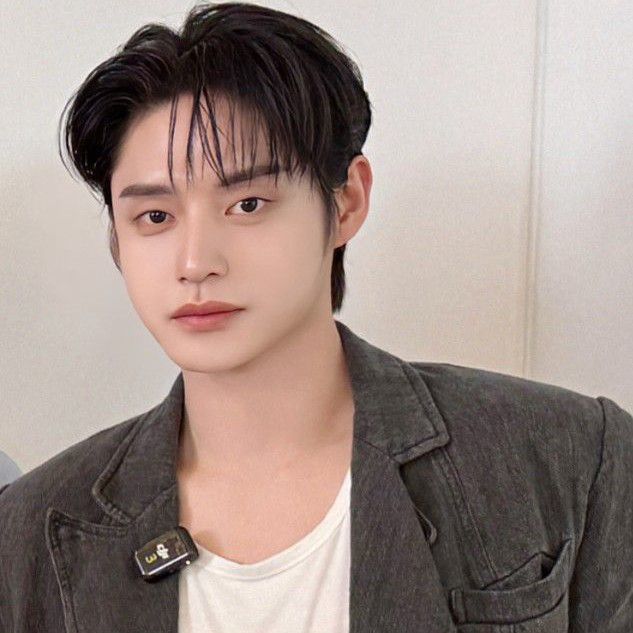 Behind-the-scenes cut of Kim Jiwoong (ZEROBASEONE)