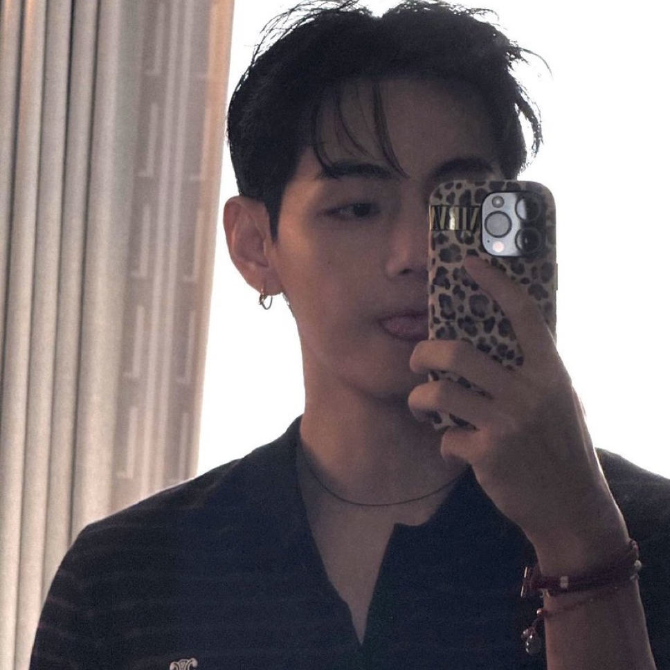 뷔 (방탄소년단)의 최신 사진