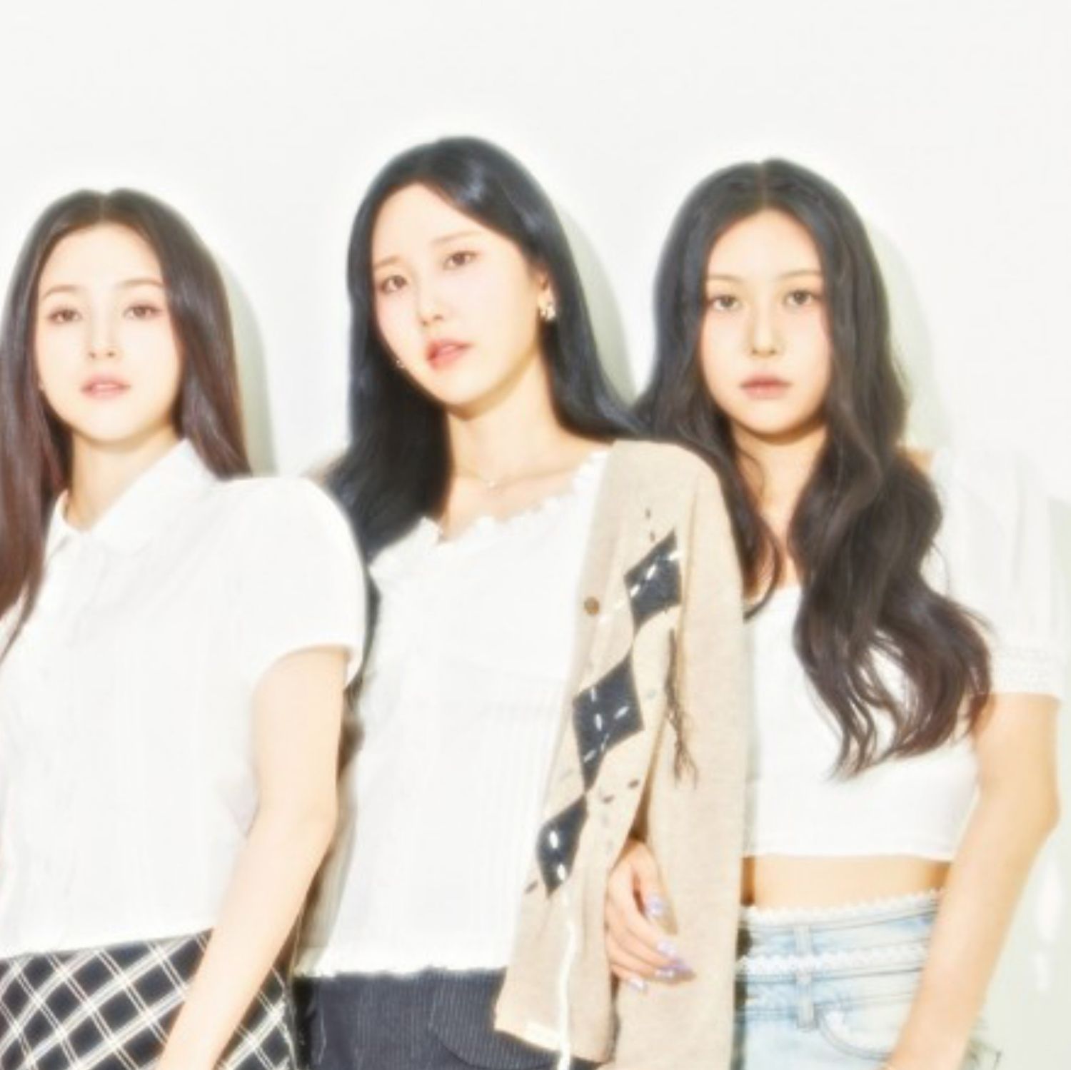Behind-the-scenes cut of MOMOLAND