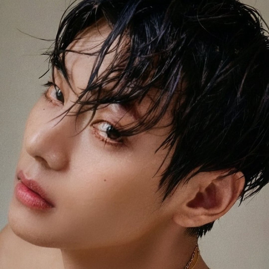 Latest photo of V (BTS)