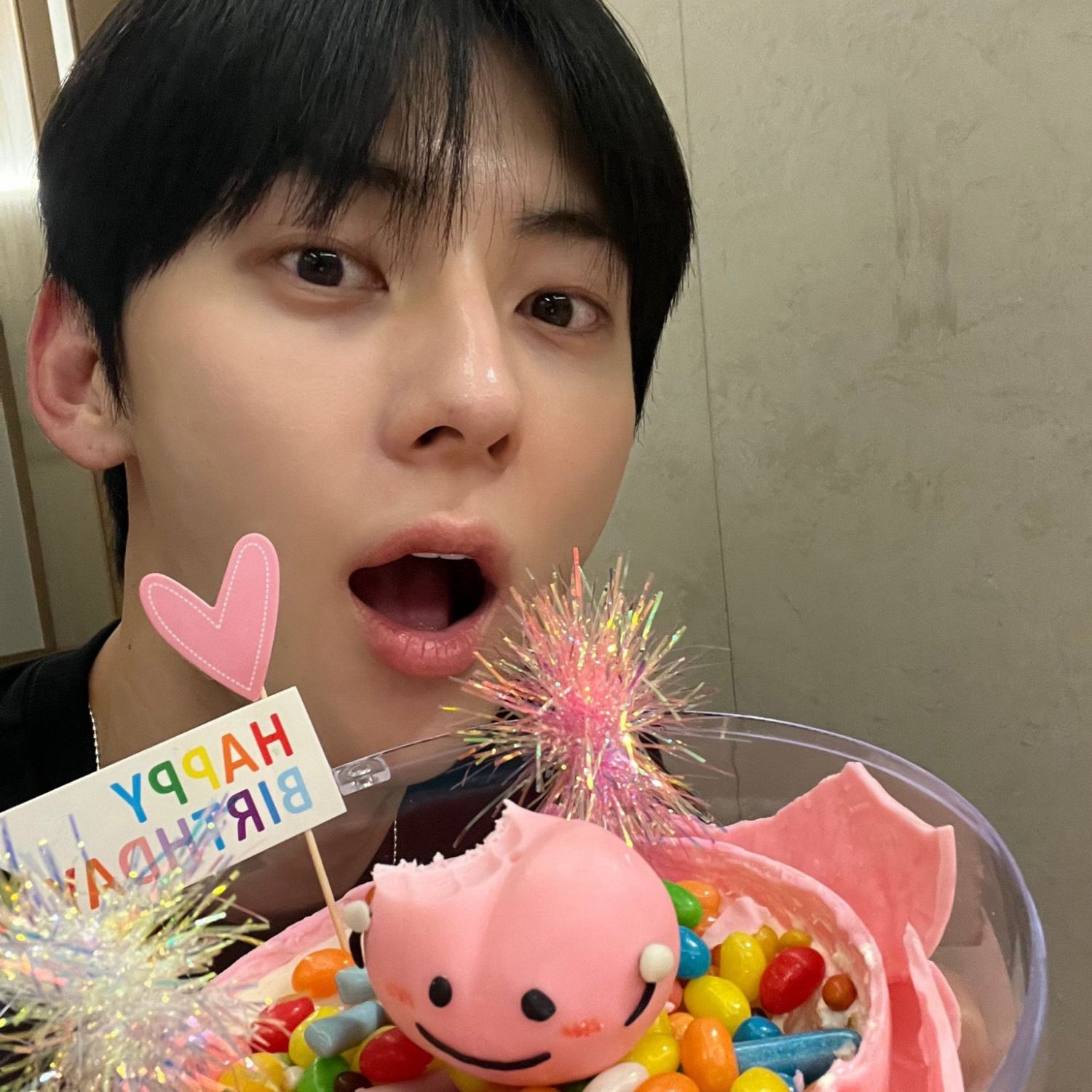 Behind-the-scenes cut of Hwang Minhyun