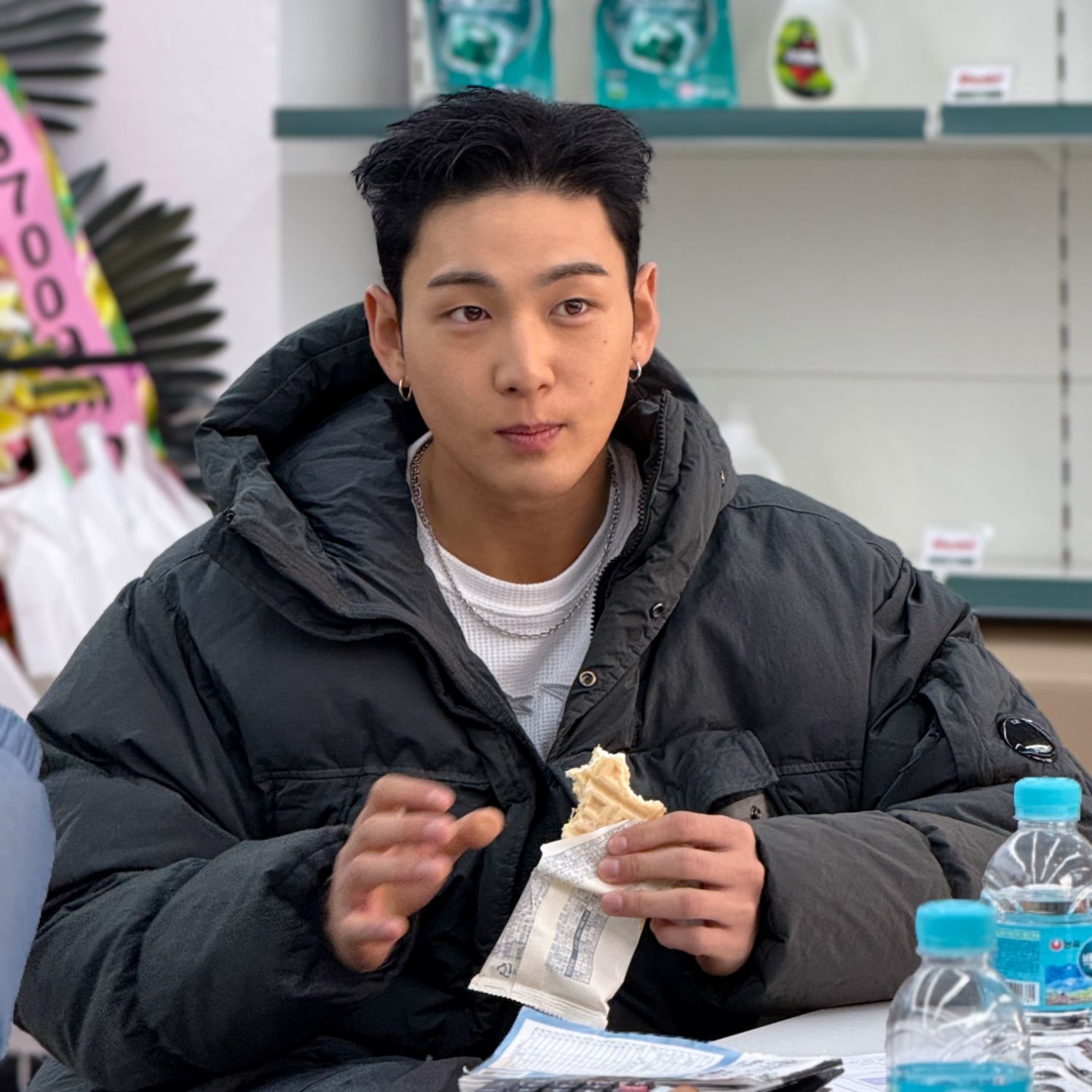 Behind-the-scenes cut of Baekho