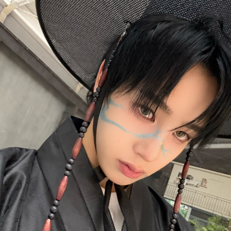 Behind-the-scenes cut of Hunter (Xikers)