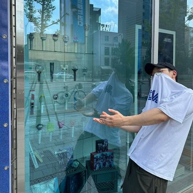 A moment captured by BOBBY (iKON)'s fan