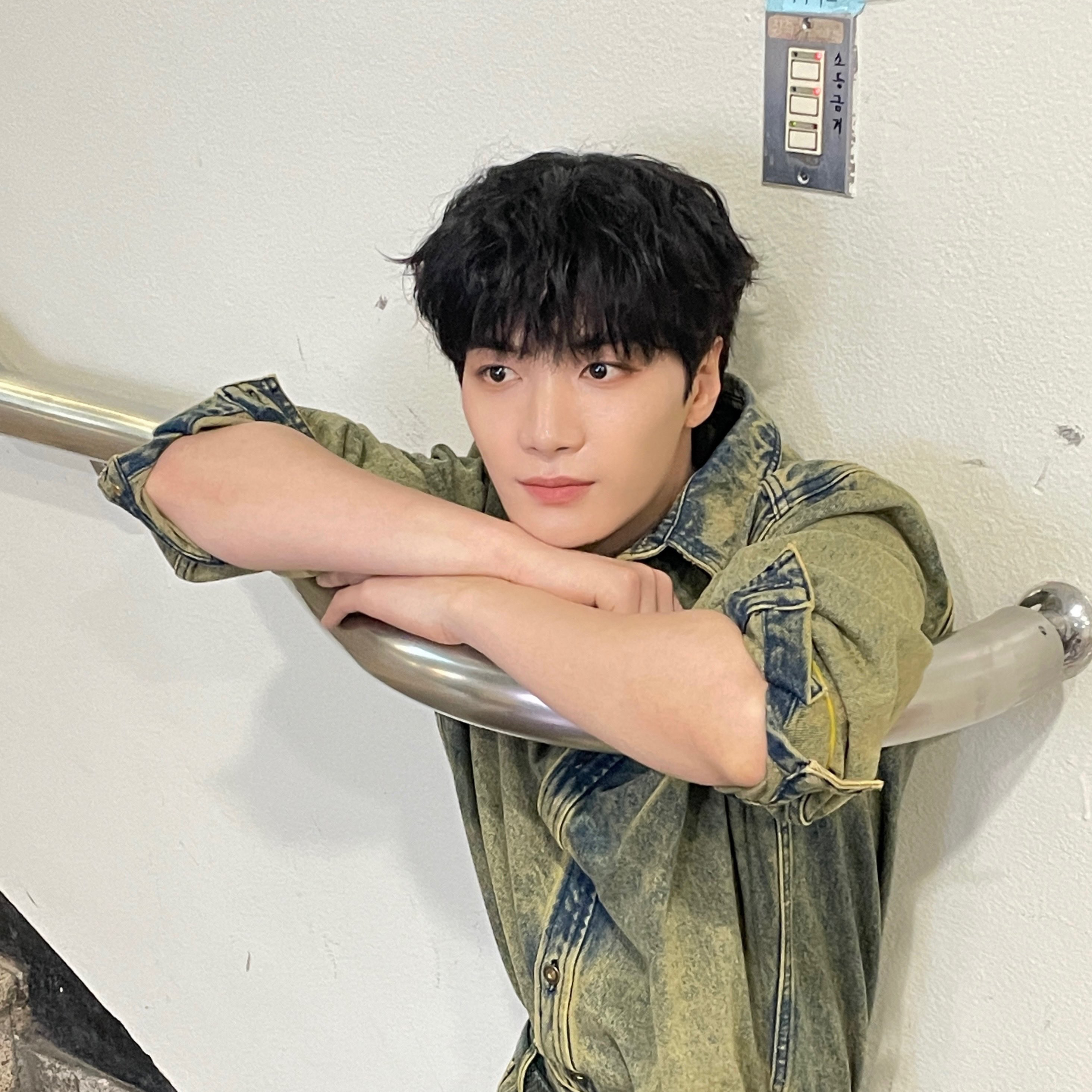 Behind-the-scenes cut of Kim Jonghyeon