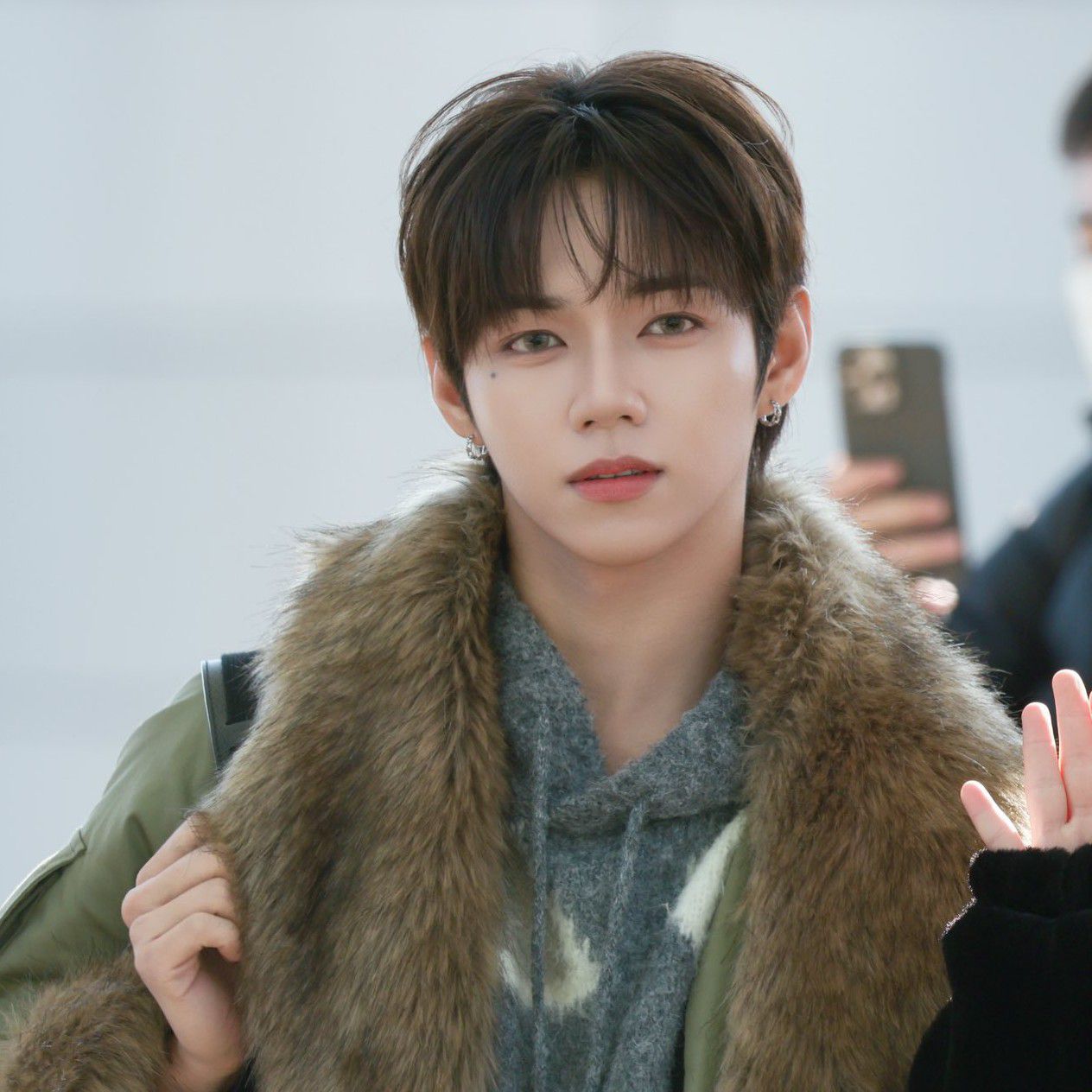 Behind-the-scenes cut of JL (AHOF)