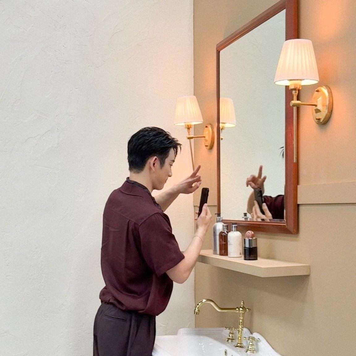 Behind-the-scenes cut of Jinyoung (GOT7)