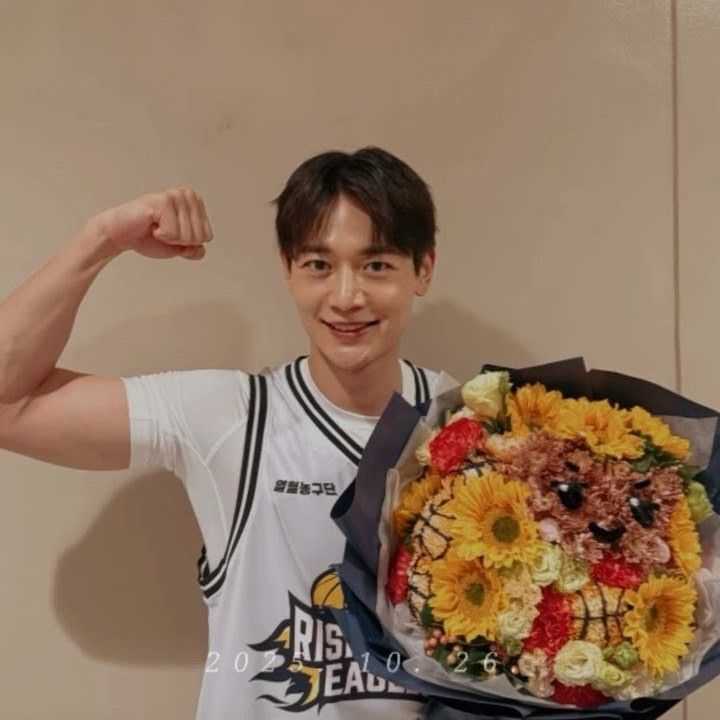 Latest photo of Minho (SHINee)