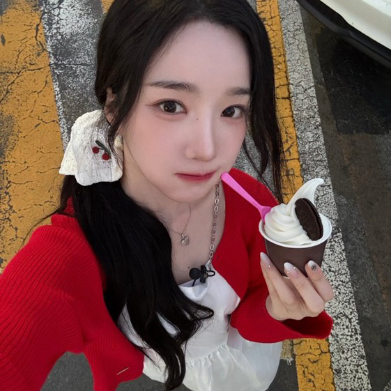 金琉然 (tripleS)的幕后花絮