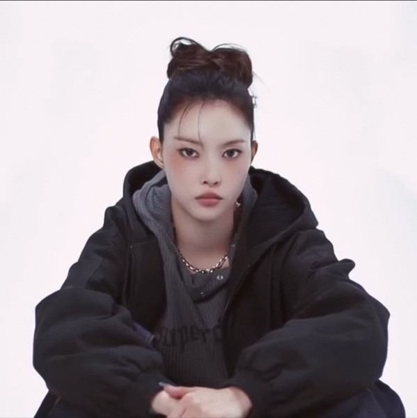 Signature photo of Yunah (ILLIT) capturing their charm